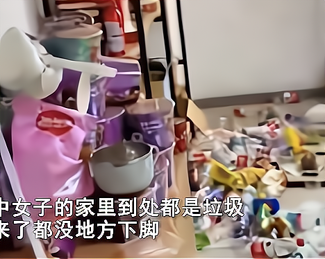 女子平时出门光鲜亮丽,家中垃圾遍地,淡定坐床上化妆,网友怕了
