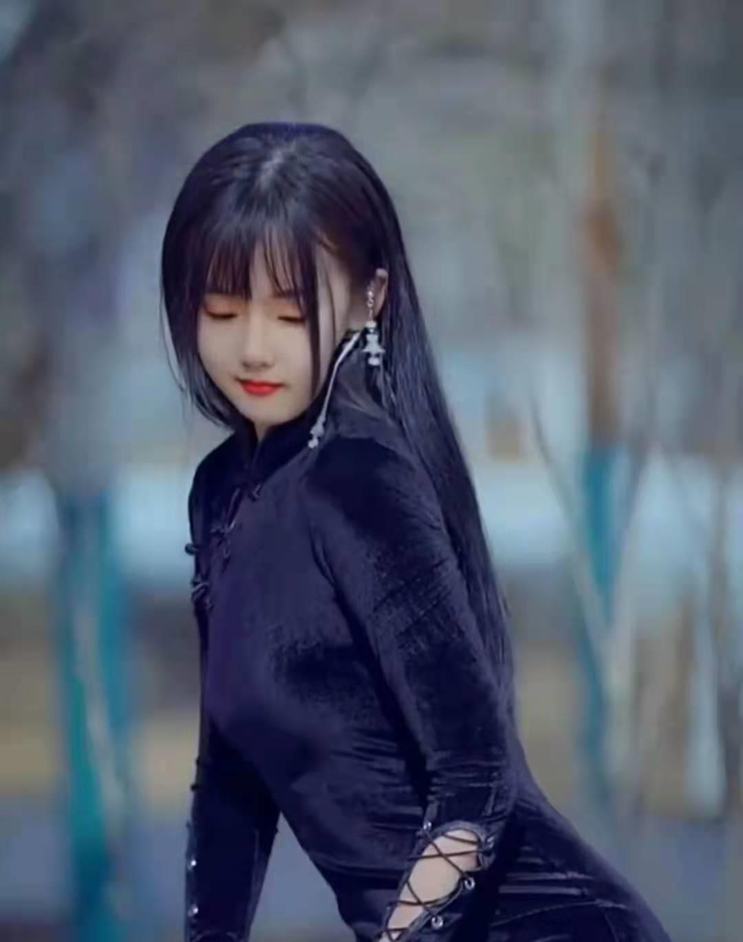 凉凉|“吃桃桃好凉凉”被封号后，风小逸上传一组硬照，网友：难为你了