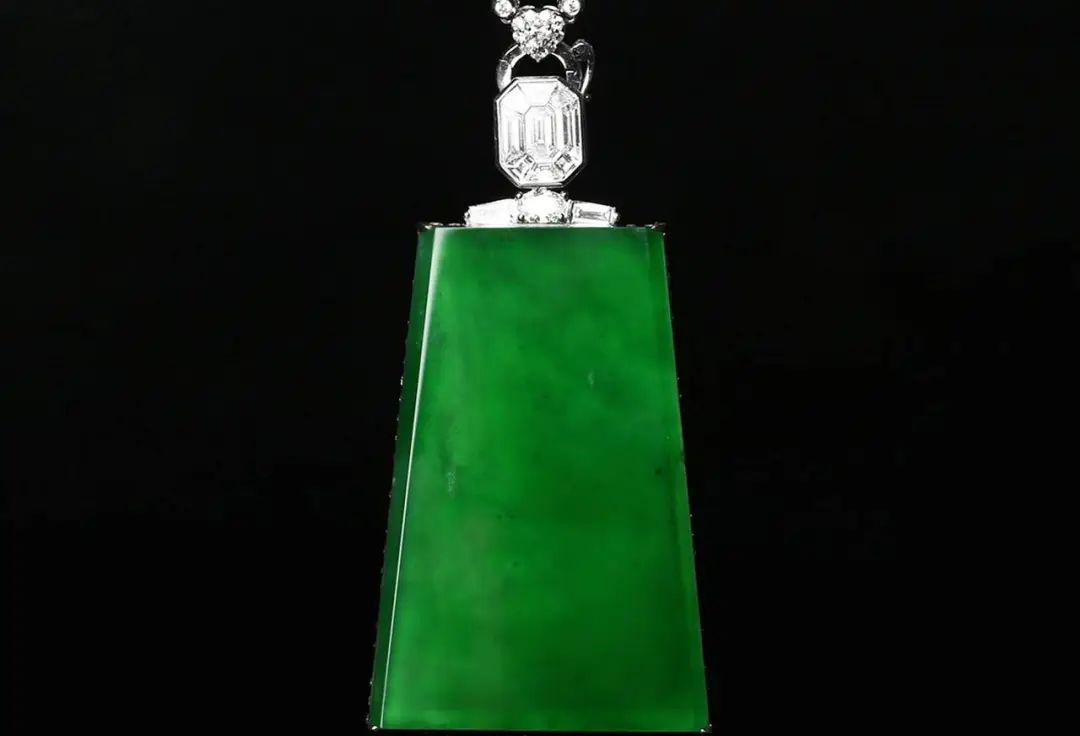 核桃|龘藏2022冬拍欣呈顶级帝王绿翡翠 I 首推「巨版平安无事牌」
