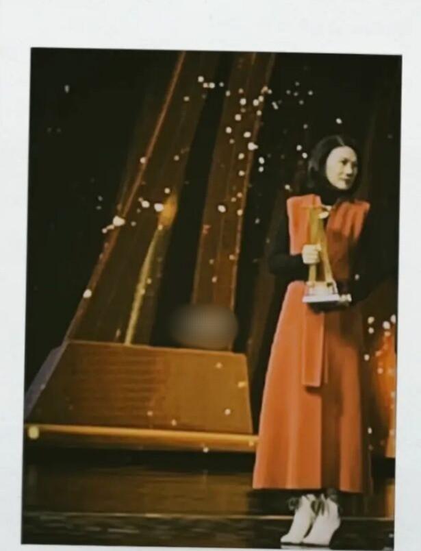 龙洋|龙洋再任央视晚会主持人，一身红裙端庄大气，董明珠也好有气质