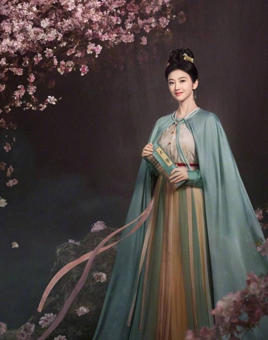 景甜|景甜拍戏间隙晒自拍,女扮男装好清秀,浓眉大眼气质太甜了