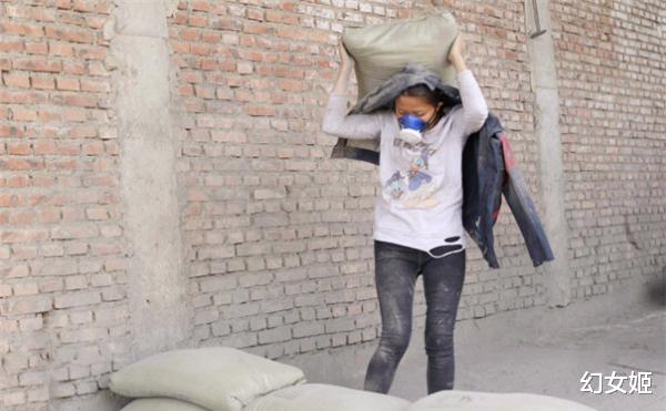 案例:水泥妹卖惨走红,现实却开豪车,被网友揭穿后老公与她离婚