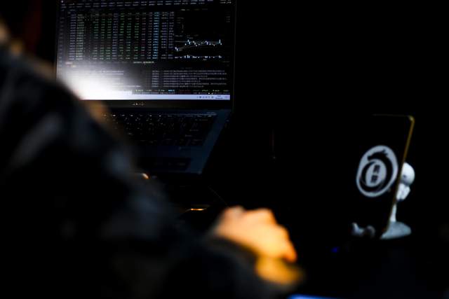 雷柏|超酷的无线电脑桌面雷柏V10RGB套装,实现无线鼠标无限电量