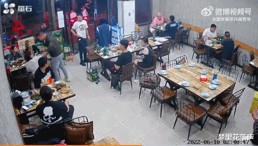 ?唐山烧烤店打人，不能怪袖手的看客，因为正当防卫真的很难