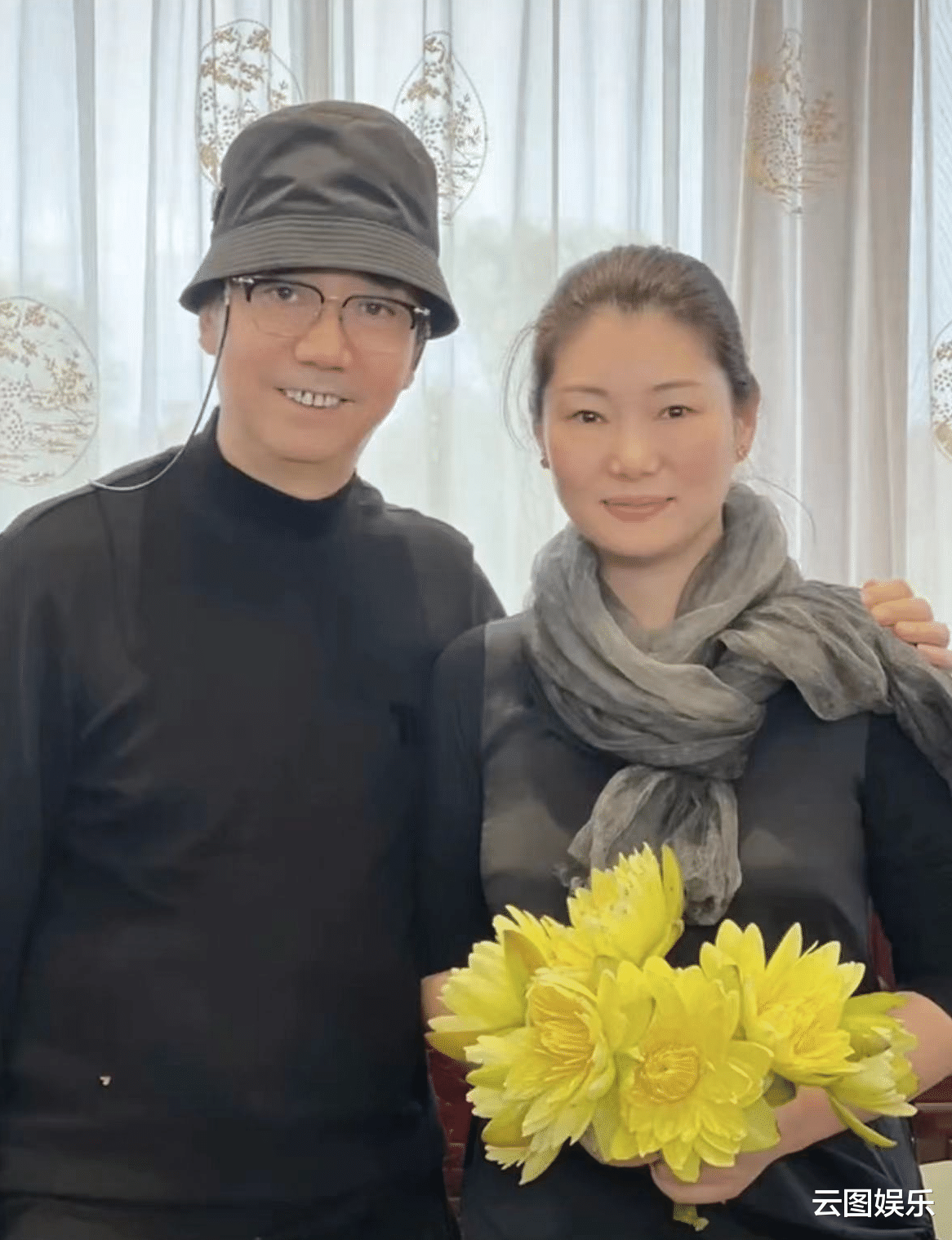 范明|范明陪大6岁富婆妻子出游!女方一身名牌显贵气,带娃改嫁很幸福