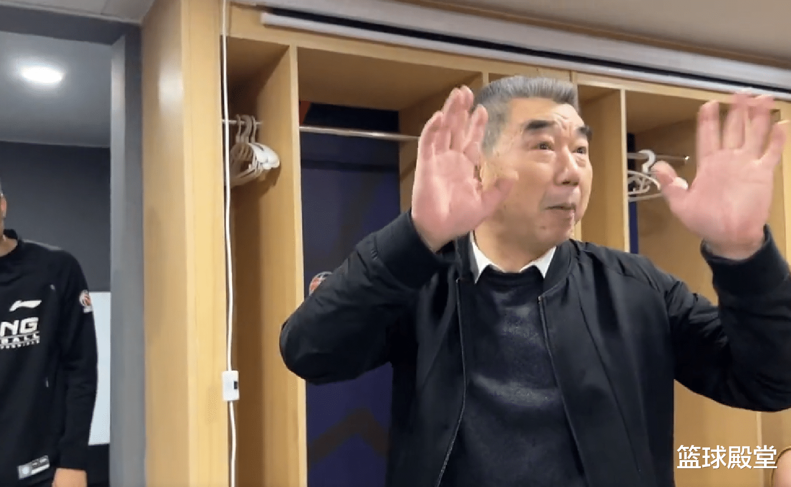 山西男篮|山西更衣室庆祝！领导强调别泼水，众将狂嗨，杨学增获功臣待遇