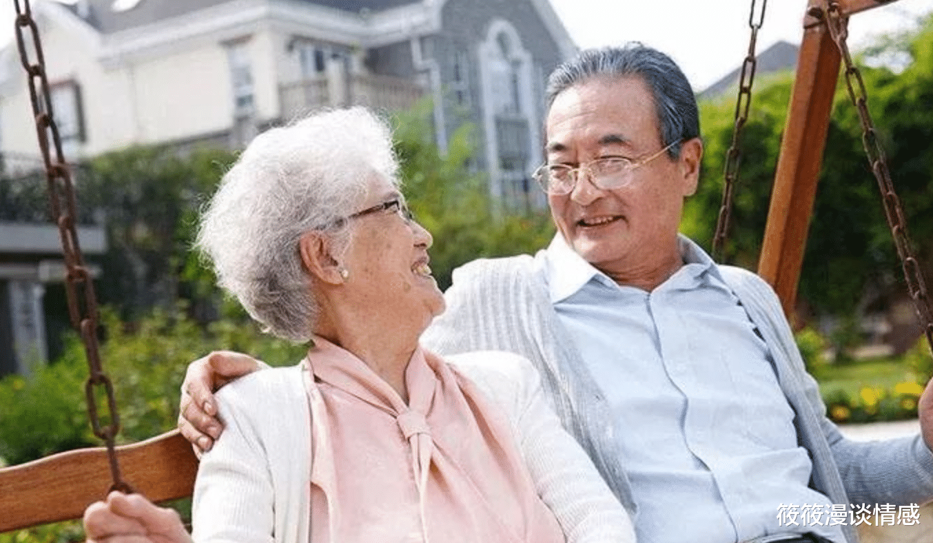 立秋|面对女牌友的投怀送抱,66岁大爷:我是老了,但不糊涂