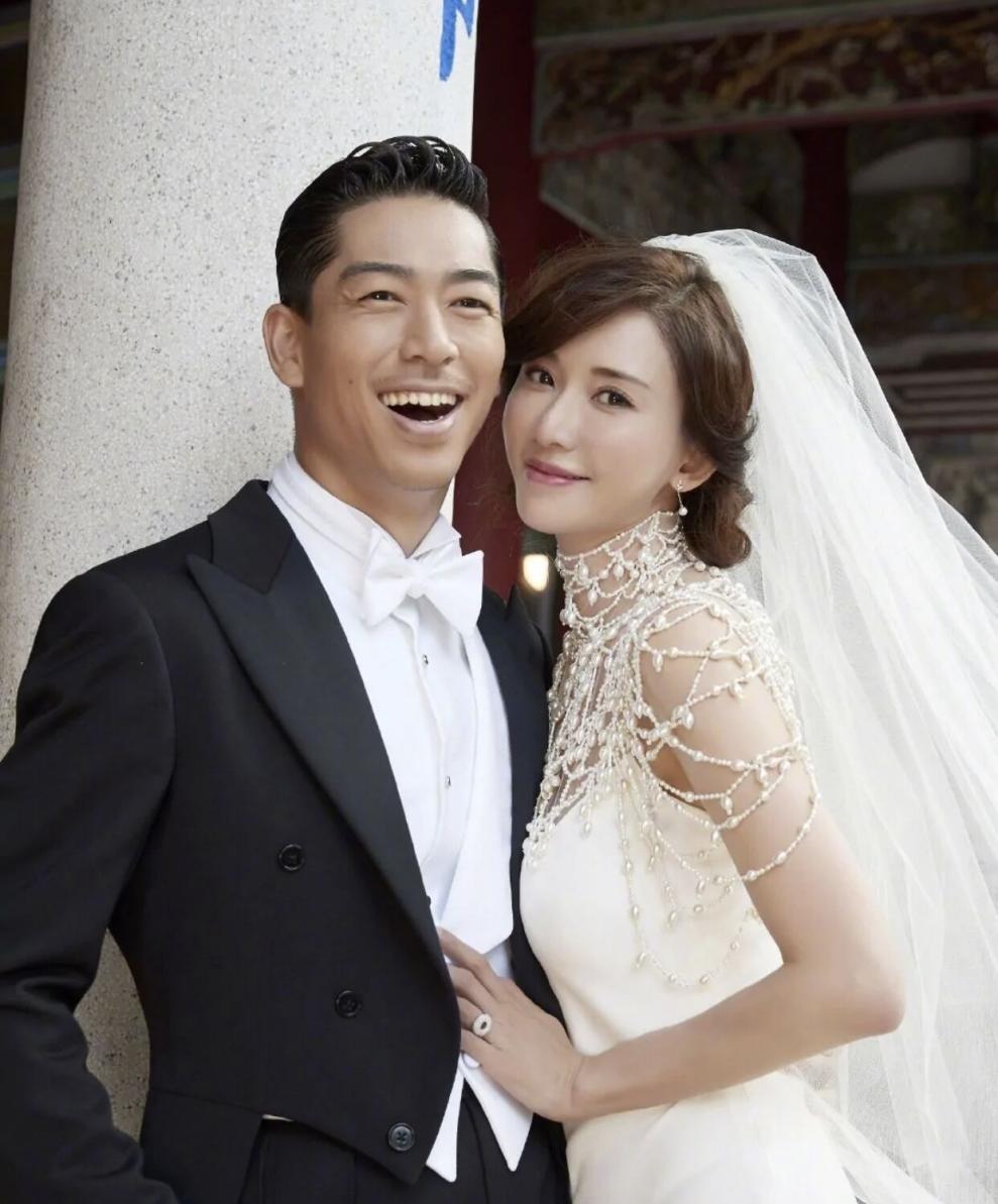 林志玲|林志玲高龄产子后首晒自拍，嘟嘴卖萌不似孩子妈，头发依旧茂密