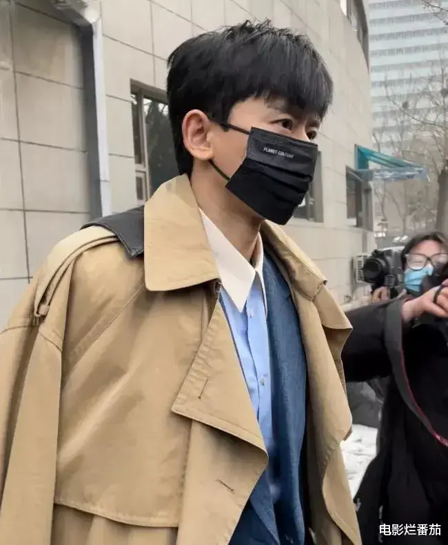 春晚|春晚二次联排：张小斐美目顾盼，邓超比心暖人，吉克隽逸红裙吸睛