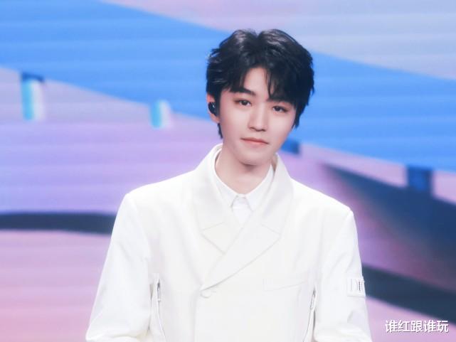 王俊凯|和队友开撕？王俊凯工作室深夜发声明：被当做他人的公关挡箭牌！