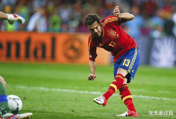 西班牙隊(duì)|西班牙08到12年三奪大賽冠軍建立王朝，那么他們由盛轉(zhuǎn)衰的標(biāo)志是哪場比賽