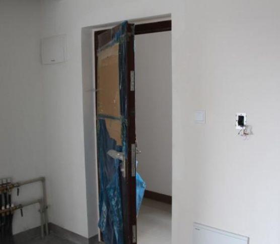 开发商配的入户门要不要换？什么时候换才合适？听听这几点建议