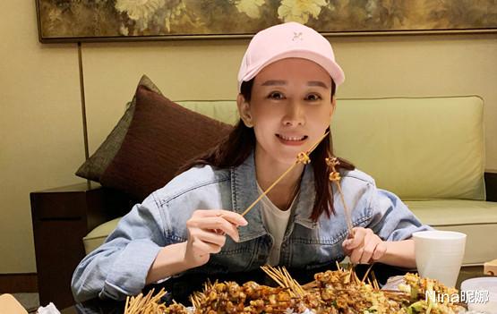 空气刘海 胡静自信晒自拍，穿圆领大特写镜头下婴儿肌没毛孔，在车内看着像90后