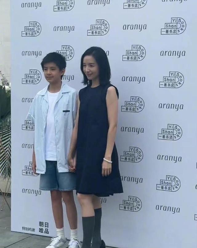 董洁|活久见!潘粤明转发董洁与儿子活动图,不停致谢尽显父爱如山