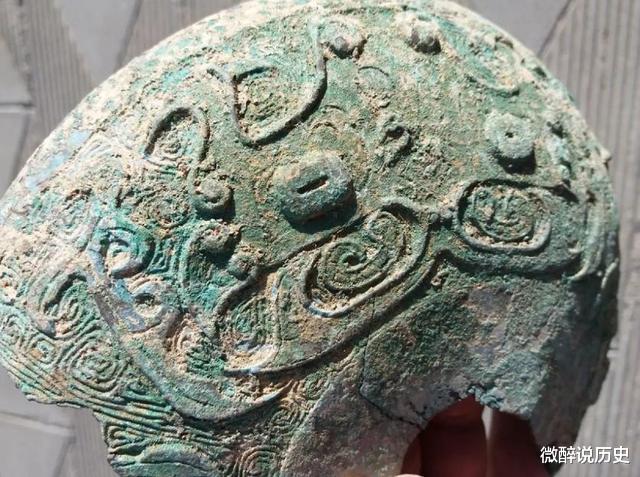浙江大妈曾捡到的“铁疙瘩”,砸成16块卖废品,如今却成了“无价之宝”