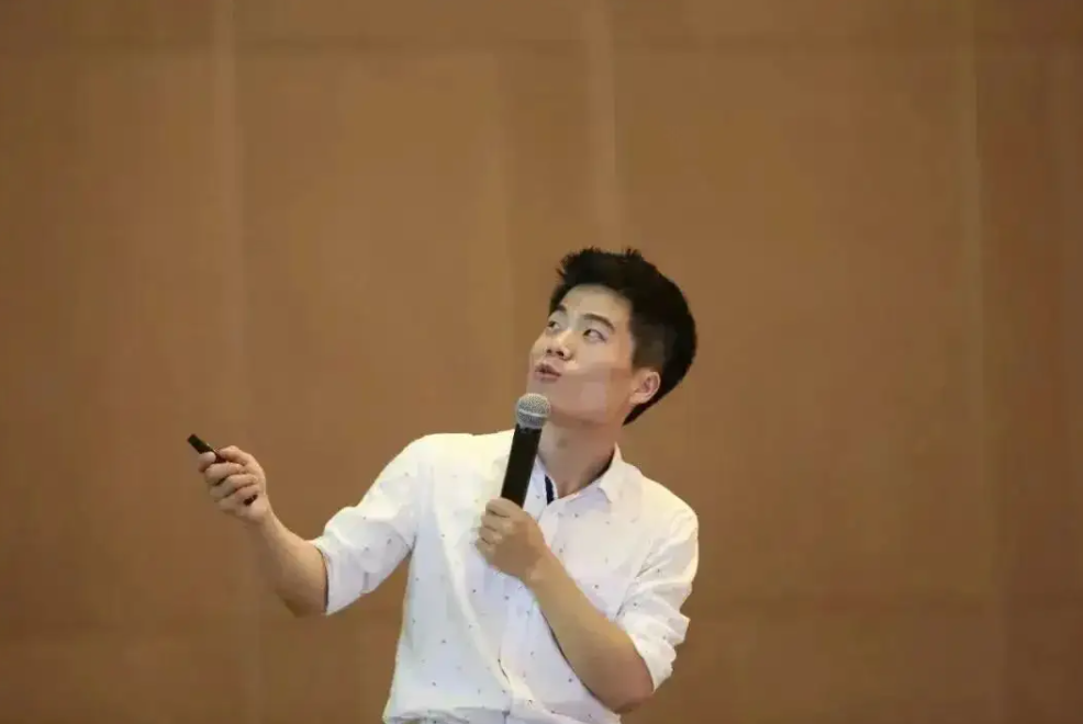 董宇辉|董宇辉等到他的“翠花”了？海边合照很亲密，网友更关心婚期时间