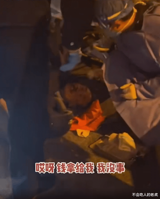 上海 :男子帮骑车摔倒大爷报警,隔着护栏十米大爷索要赔偿,男子汽车也被扣押