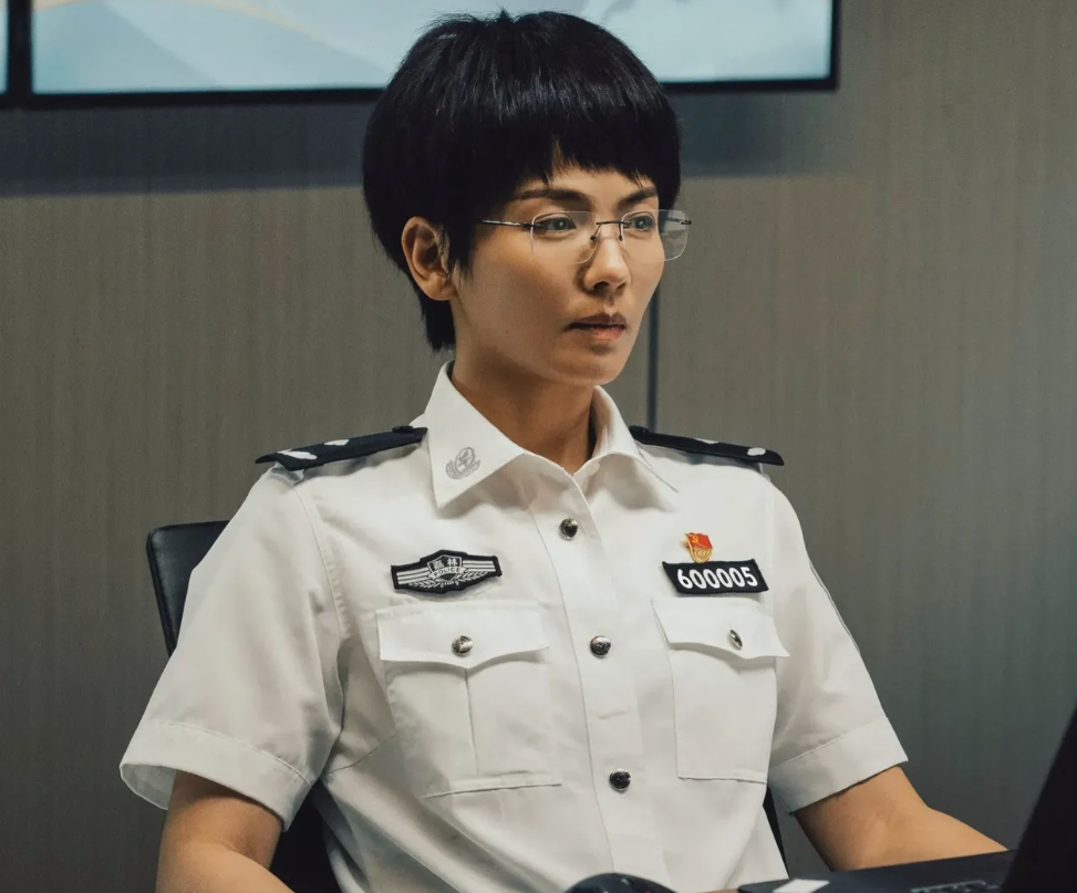 飞虎队|《开端》正在热播，刘涛假发套被指难看，演技也遭到了质疑