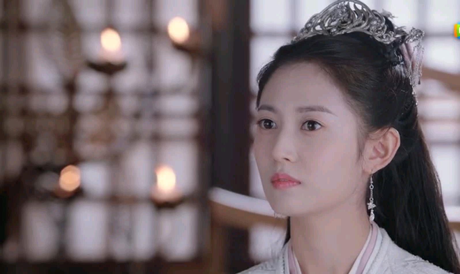 脑回路|《镜?双城》首播：李易峰颜值被嘲，陈钰琪造型雷同，古偶味浓