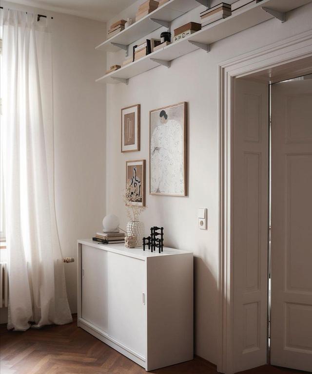 岁月人间,她有温暖的家!素瓷勾勒淡雅气质,植物与灯光点亮时光