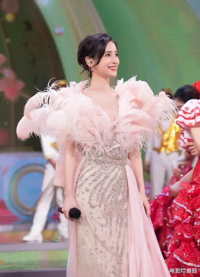 春晚|卫视春晚比美:baby离婚后美呆,关晓彤衣品没得挑,杨幂惊艳全场