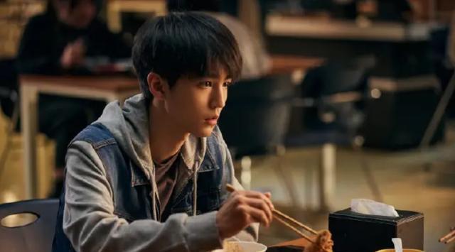 王俊凯|潘粤明喊王俊凯为儿子，并夸奖他绘画天赋，网友：看不懂画的是啥