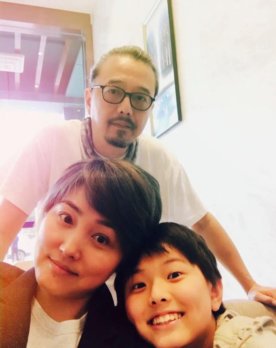 张延|男人婆张延晒全家福!老公白发扎起来潮,17岁女儿留短发像男孩子