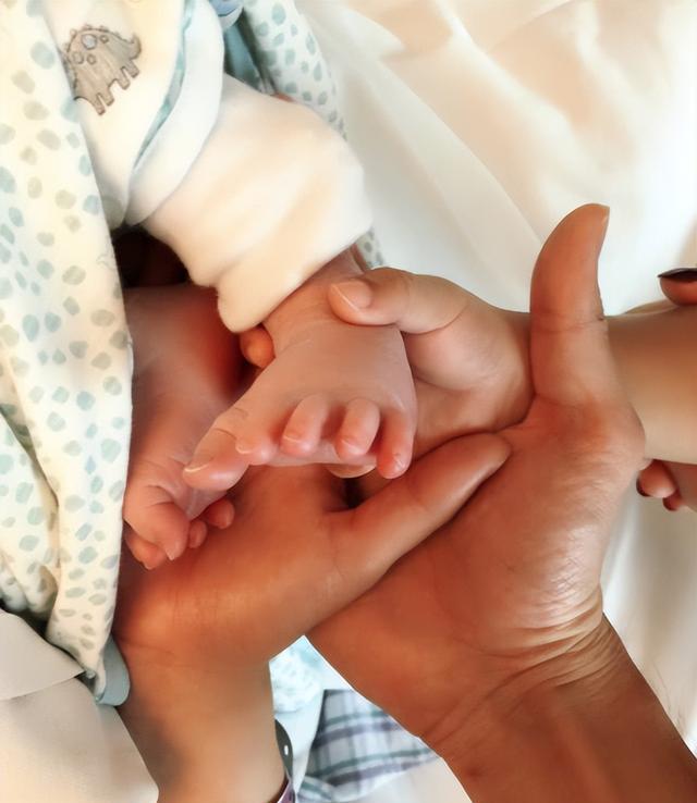 张嘉倪|张嘉倪意外发现怀2胎，身边人劝自己不要！曾挺孕肚踩高底鞋拍摄