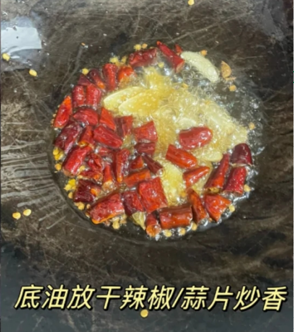 进入冬天，湖北人爱吃这菜，简单省事，荤素搭配，招待客人有面子