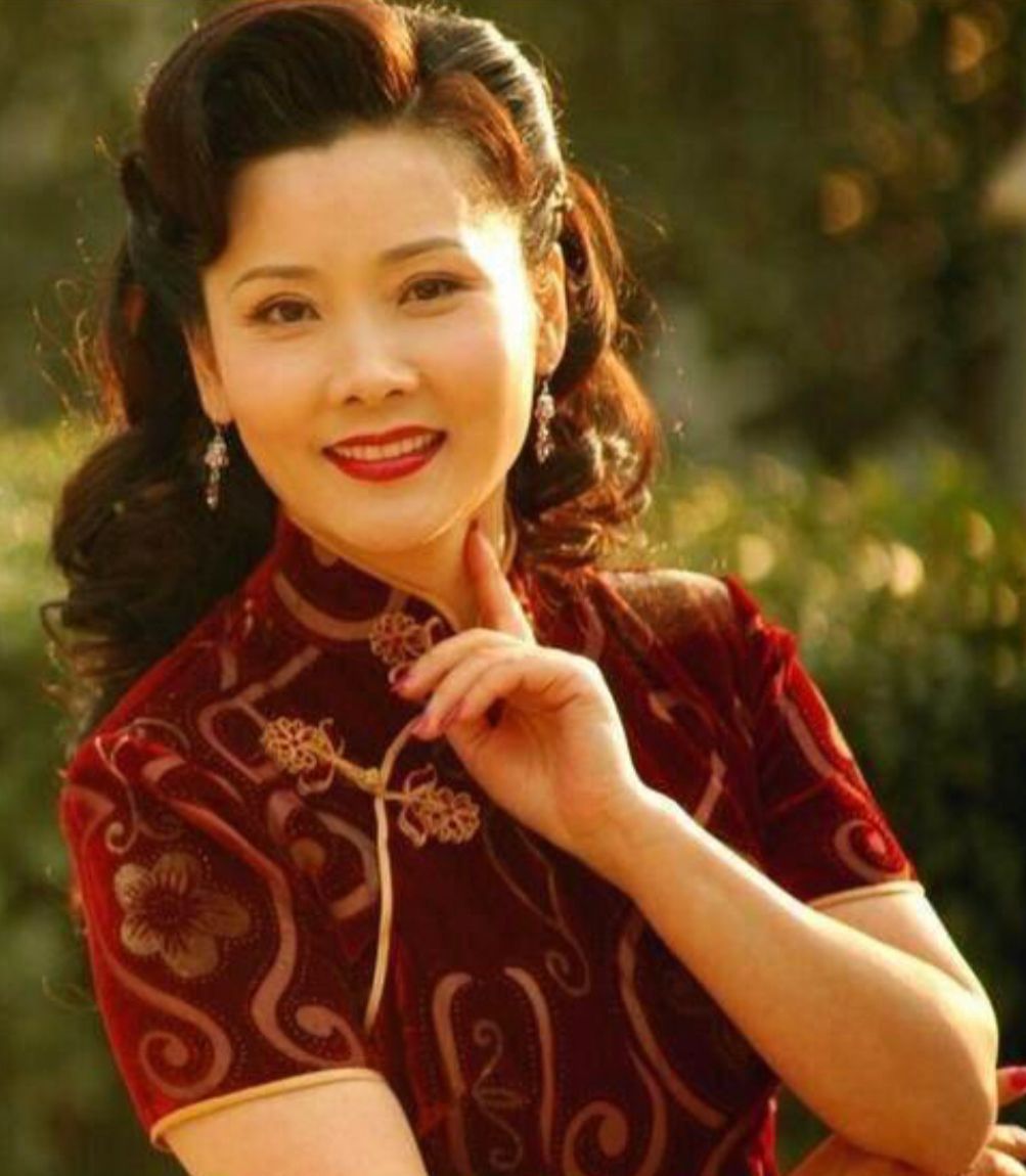 发型 中年女人想时髦洋气，从放弃你的“黑长直”开始，看何赛飞就知道