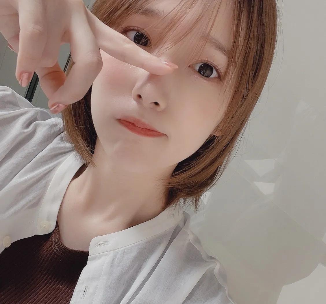 医美 内田真礼清新日系穿搭自拍，淡妆短发翘舌尖