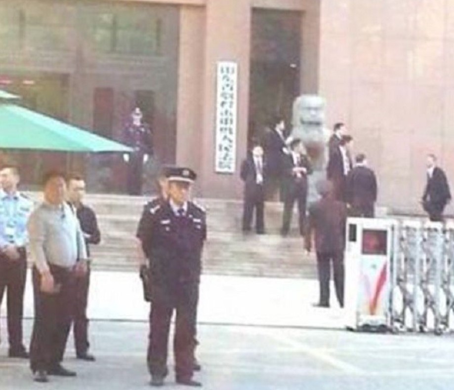 因拒绝给弟弟买房,女博士睡梦中被父亲砍死,判刑时:女儿白养了