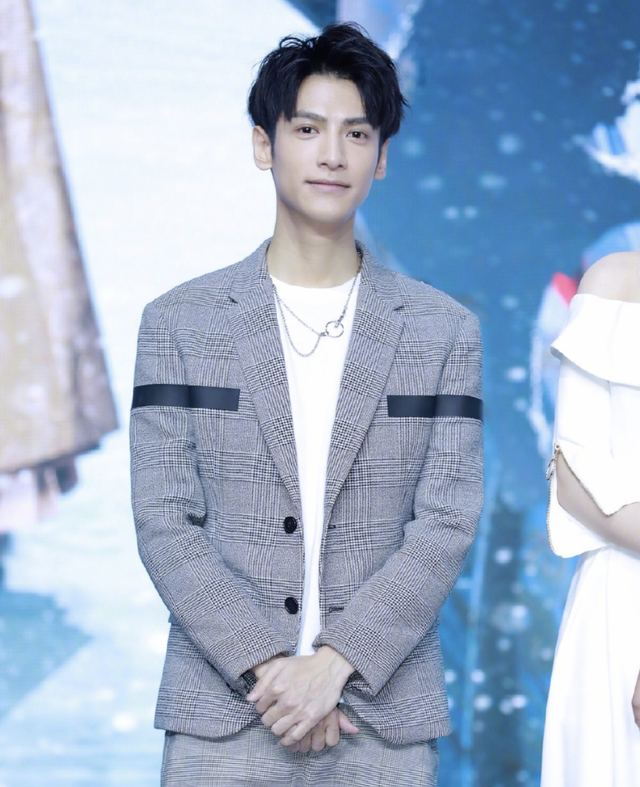 檀健次|长得英俊帅气，却输在“个子矮”上，这7位男星的身高太不懂事了