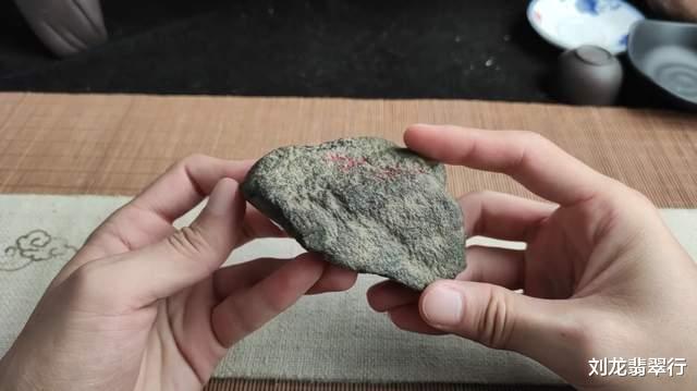 翡翠|玉石记：300克的石头价值15个达不溜，比金子还贵的翡翠