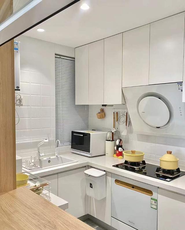 90后夫妇75小家，因太会布置而走红，半开放式厨房充满了仪式感