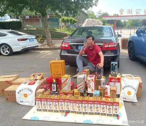 河北65岁老汉，街上花9000买了2瓶茅台老酒，拿去回收却大失所望