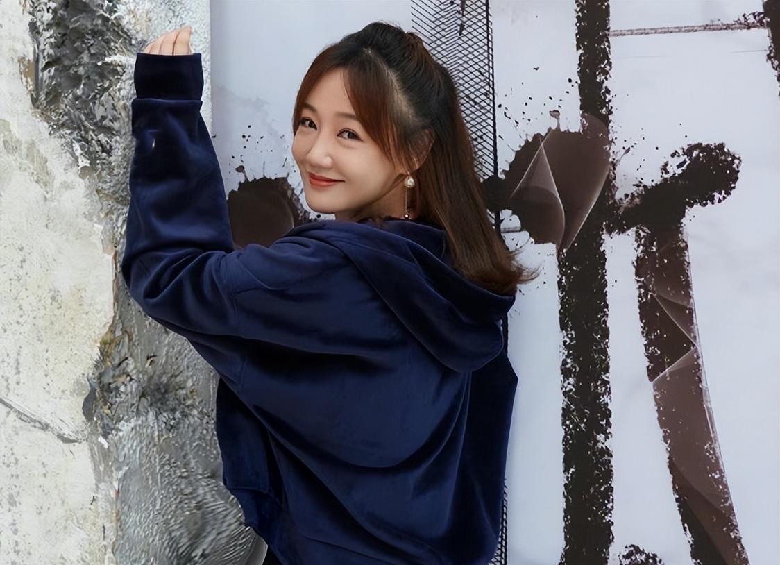 薛佳凝|薛佳凝无视胡歌隐婚生女,现身片场吃苹果,面部松弛眼神呆滞无光