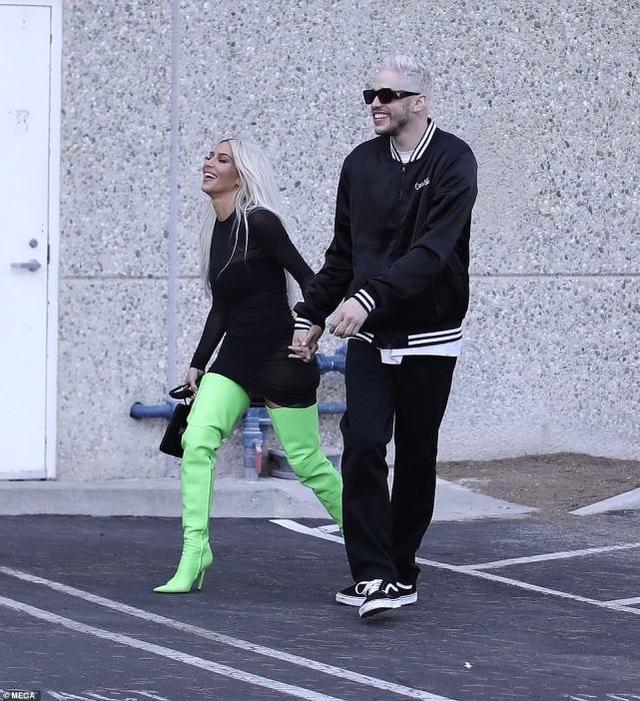 金·卡戴珊|金卡戴珊现身街头秀恩爱!穿绿色过膝长靴显长腿,小男友满脸幸福