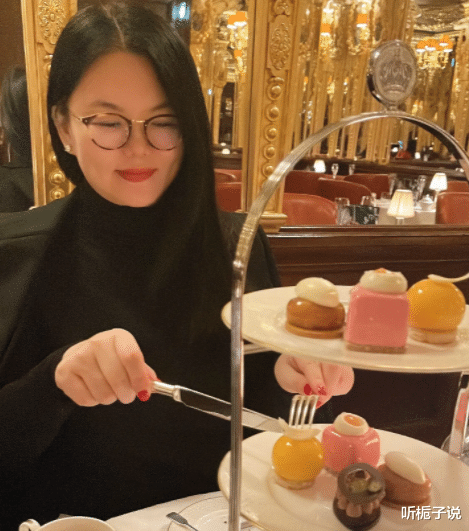 王诗龄|李湘与女儿在英国过春节!现身高档餐厅,王诗龄减重58斤很漂亮