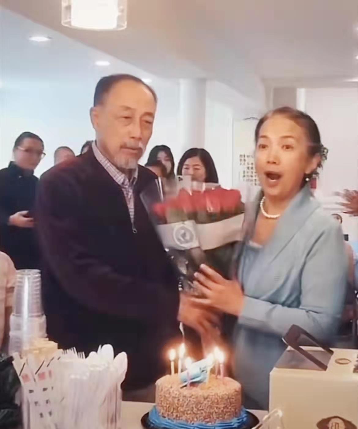 吕丽萍|孙海英大手笔为妻庆生！吕丽萍穿套装戴珠宝好隆重，半秃太显老了