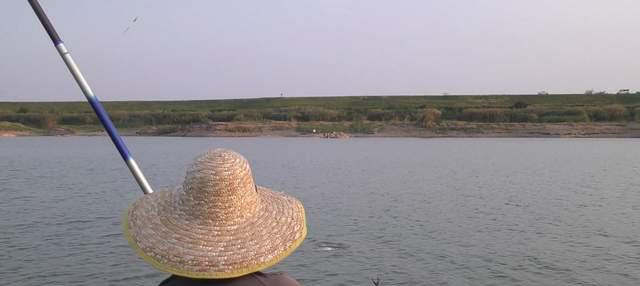 长江|为何野钓的的人都远离新手？老钓友：主要是没戴头盔