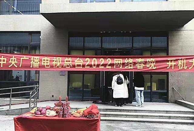 网络春晚|央视网络春晚曝光，王嘉尔搂小男孩亲密合影，多位流量艺人现身