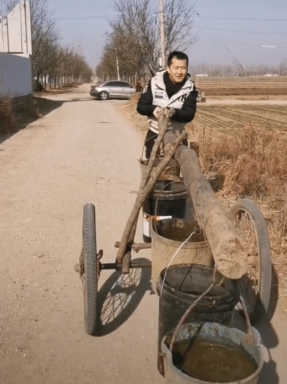 李嘉明|知名艺人李嘉明落魄?农村街头推大粪车,挂六个桶不断摇晃