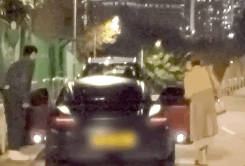 胡鸿钧|整容成瘾被嘲削骨还父，男女通吃恋上绯闻女王，如今全靠谁红和谁玩？