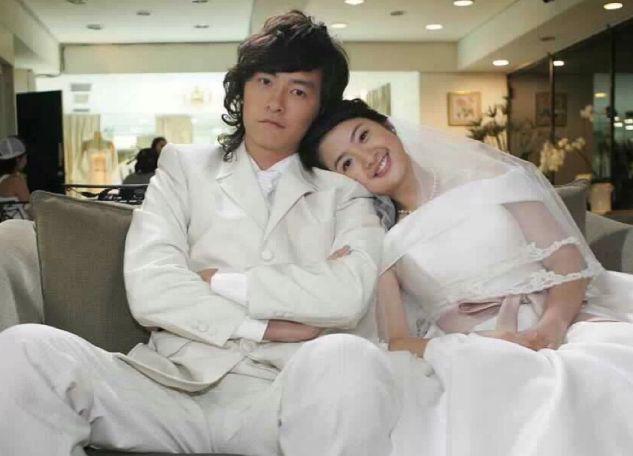 陈坤|林依晨还真是不显老，黑色灯笼袖长裙领口还镂空到腰，太惊艳了。