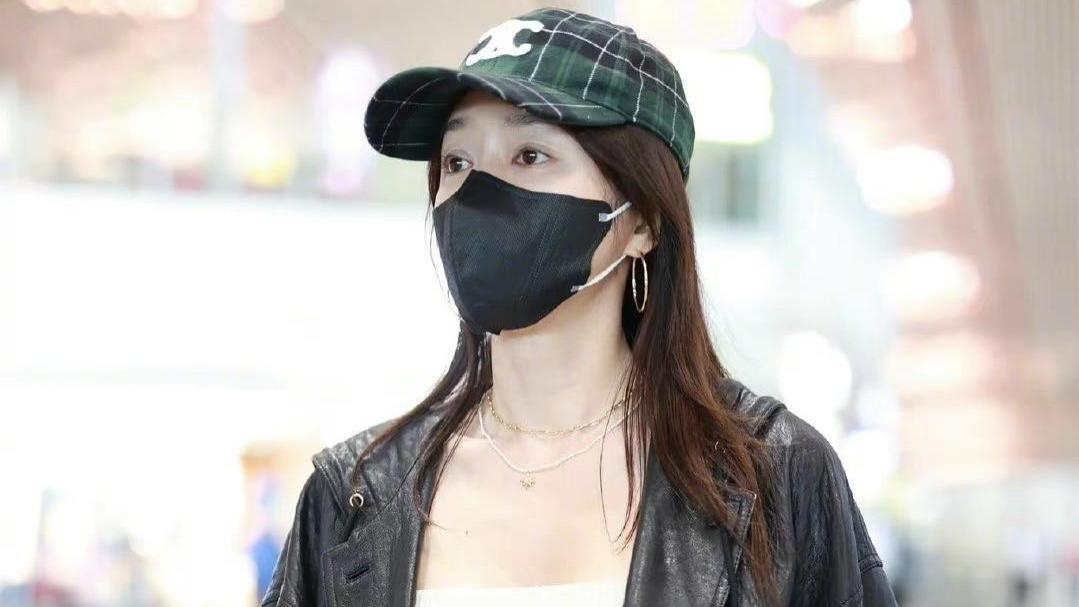 秦岚|“秦岚”的衣品开挂了，穿皮衣配连衣裙秀大长腿，真不是18岁吗？