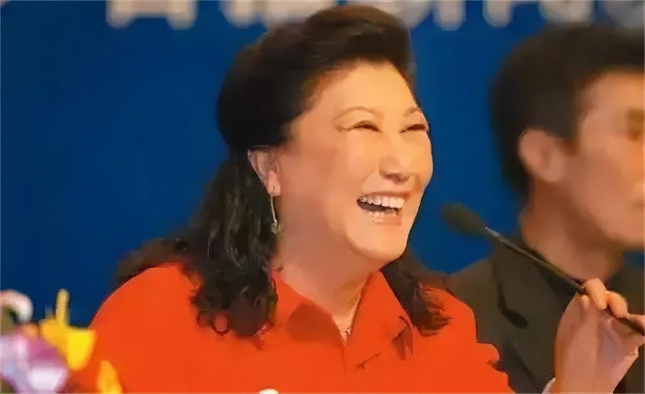 李萱|高秀敏女儿李萱近况：母亲去世继承丰厚财产，今谈及母亲哽咽落泪