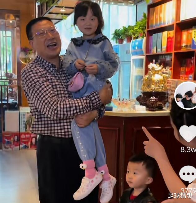 许敏|娃都不放过?田静晒照,悦悦穿古装跳手势舞,被嘲和许敏一样会演