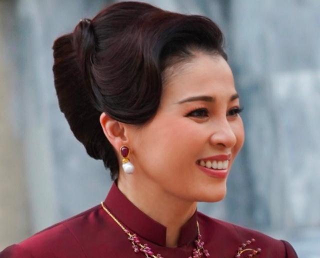 黄晓明|44岁苏提达高调炫耀恩宠，冠绝六宫重回巅峰，借机晒出储妃素颜照