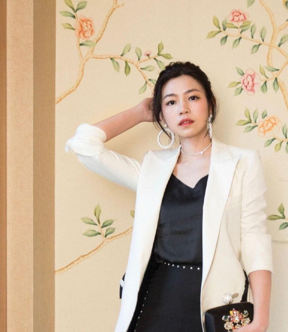 关晓彤|金鸡奖造型大赏：倪妮柳岩大秀身材，关晓彤陈妍希造型又翻车！